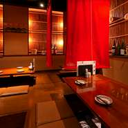 品のある設えの店内は、全席掘り炬燵席。靴を脱いでゆったりとくつろげます。テーブル席のほか、一人時間を堪能できるカウンター席も完備。仕事帰りにふらりと立ち寄ったり、気の合う友人と訪れたい一軒です。