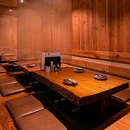 旬素材や産地直送食材を使った料理で、季節を表現。毎日変わるオススメ料理を目当てに通う人が多いのも頷けます。食やお酒にこだわりたい席に最適。料理のおいしさはもちろん、細やかな配慮にも定評があります。

