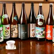 季節に応じた地酒を常時30～40本、年間300本以上仕入れているのだそう。焼酎は鹿児島より直送される芋焼酎を中心に、10種類以上が並びます。飲み比べセットも。利き酒師にオススメを聞くのも楽しみの一つです。