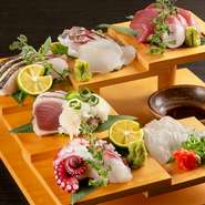 全国18県48ヶ所の漁師より直送で仕入れる季節の魚を盛り合わせた一皿。5～8種類を日替わりで味わえます。（3～4人前）