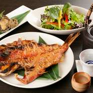 【うろこ家】に来たら外せない、日替わりのオススメ料理。その日その日の仕入れに合わせて、食材の持ち味を活かしたメニューが考案されています。美食との一期一会を心ゆくまで楽しんで。