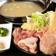一年を通して楽しめる水炊きは店主の出身地である本場九州の味わい。鶏ガラを8時間炊き出して抽出したスープで国産鶏骨付きモモ肉とつくねを堪能できます。