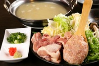 一年を通して楽しめる水炊きは店主の出身地である本場九州の味わい。鶏ガラを8時間炊き出して抽出したスープで国産鶏骨付きモモ肉とつくねを堪能できます。