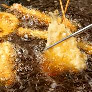 「料理はもちろん、お酒、空間など、すべてを五感で楽しんでほしい」と、細やかな心遣いを忘れません。肩肘張らずに食事を楽しめるよう、ゲストの大切なひとときをサポートしています。