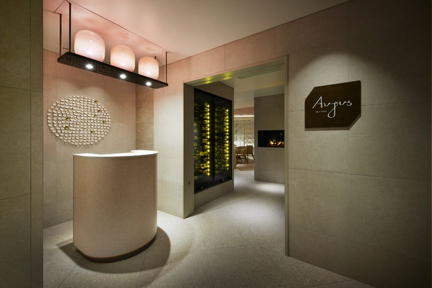 レセプションとワインセラー