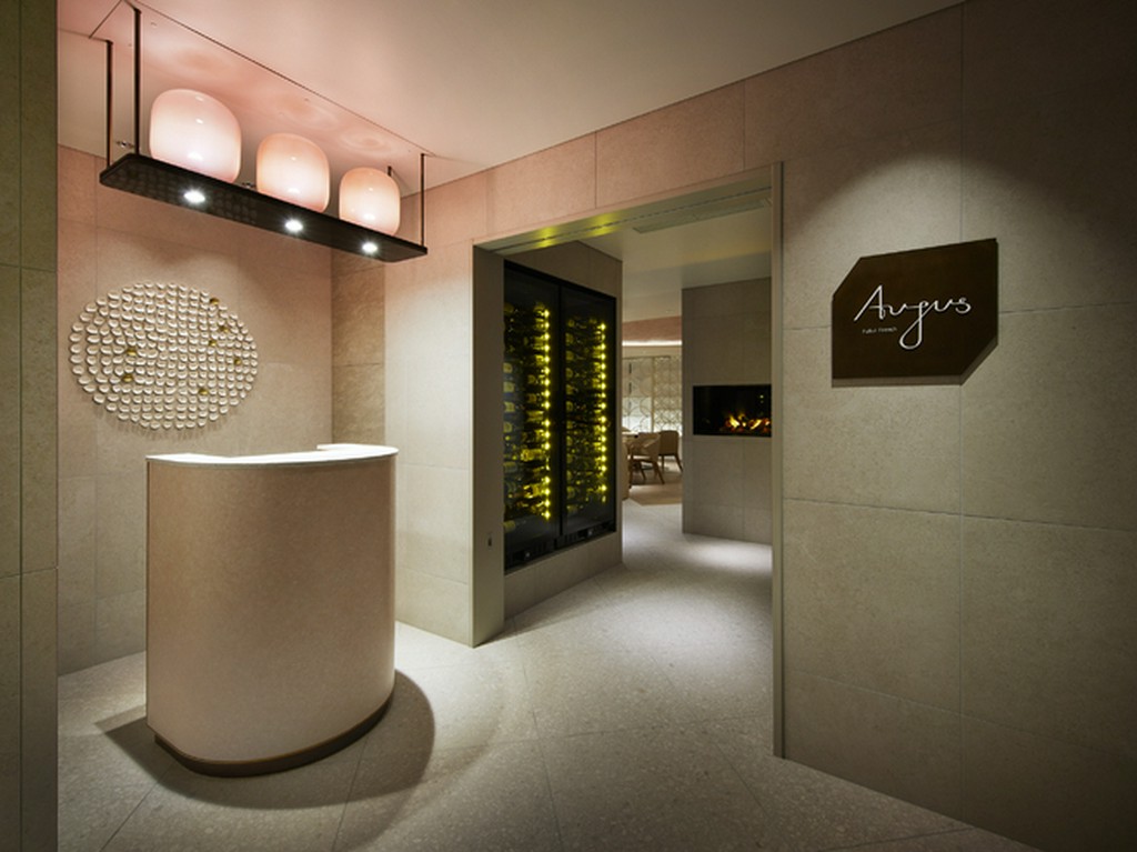 レセプションとワインセラー