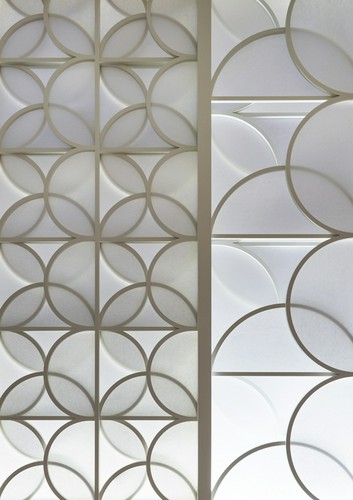 桜の花びらの重なりをイメージした窓の装飾スクリーン