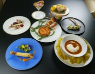 福井の誇る越前ズワイガニを、これまで食べたことがないようなフレンチ・フルコースにしてみました。