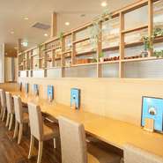 店内には7席のカウンター席もあり。コーヒー・紅茶や、ほうじ茶ラテ・ジャスミン茶ラテといったドリンクメニューもあり、午後のひと休みにも最適なお店。お1人さまも歓迎です。
