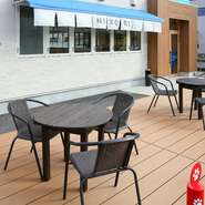 店舗の外には全6席テラス席も完備。ペット同伴での利用も可能です。近所の方はもちろん、散歩途中での利用も歓迎。憩いのひとときを過ごせそうです。