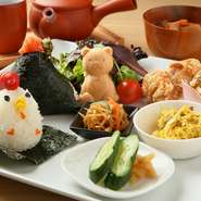 お好きなおにぎり＋900円でオーダーできる『にこりセット』。本日のおばんざい（サラダ、からあげ、ポテサラなど）・お味噌汁・おつけもの・ドリンクで盛りだくさんなセットメニューです。