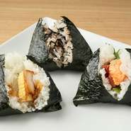 しお・梅・おかかといったシンプルなおにぎりから、玉子焼き・自家製チャーシューといったひと手間かけたおにぎりまで、常時40種類前後のバラエティ豊富なメニューをご用意。毎日でもお楽しみいただけます。