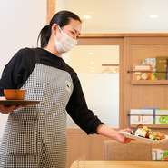 店名の“にこり”は、笑顔になれるお店にしたいという想いから。空間やおいしさだけでなく、料理の盛り付けなどちょっとした場面でも笑顔になれる心配りを意識。大人も子供もワクワク、楽しく食事がとれる場所です。