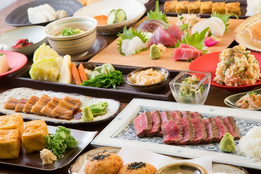 ライブ感のあるカウンターで旬の料理と日本酒をお楽しみください