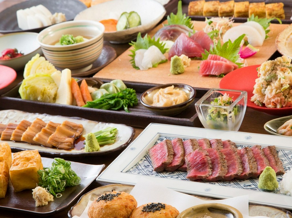 ライブ感のあるカウンターで旬の料理と日本酒をお楽しみください