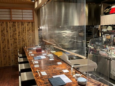 ゆったりしたテーブルや個室とコース料理もご用意しております