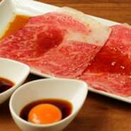 NOMEAT,NOLIFEに来たら絶対に外せない名物！本当に食べないと損します！しゃぶロースは極上のサーロインを薄くスライス！こだわりの赤卵とタレにつけてお召し上がりください。