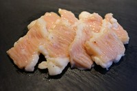 新鮮シマチョウ（特製お出汁付き）。
お出汁に付けてお召し上がり頂いた後は、お出汁をホットジャスミンで割って
お召し上がりください。
ハーフ：590円 