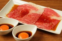 極上のサーロインを薄くスライス！こだわりの赤卵につけてお召し上がりください。「NO MEAT,NO LIFE」に来たら絶対に外せない名物！本当に食べないと損します！
ハーフ：1140円