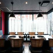 店内は全室個室、広々落ち着いた雰囲気のなかで焼肉を満喫できます。ロースターでの焼肉のため煙を気にせず焼肉を楽しめることもメリット。個室は人数問わず利用可能なため、気軽に店舗までお問合せを。