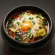 旨味染み込むピリ辛スープ。【追加メニュー】とき卵スープにする…130円（税込）

