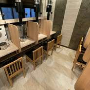 肉集中カウンターと仕切りが外せる可変テーブル