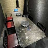 3名～最大6名様までご利用可能な特別個室（個室代10%）を備え、専用の「コース料理」や「ドリンクリスト」もご用意しています。会食や接待など大切な方とゆったり贅沢な時間をお過ごしください。