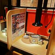 1人専用のカウンター席、通称「肉集中カウンター」と、1～4名様用の仕切りが外せる可変式テーブル席には、1人専用焼台を完備し、お1人様からでもグループでも、気軽に本格的な焼肉を楽しめます。