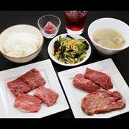 飲み物1杯、カルビ、ロース、牛たん、赤身肉、ごはん（普通）、スープ、付け合せ（キムチorサラダorナムル）、練乳イチゴ1個