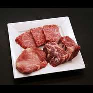 “迷ったらコレ！”おすすめの盛り合わせメニュー。カルビ、ハラミ、たんの定番のお肉三種の食べ比べをお楽しみいただけます。