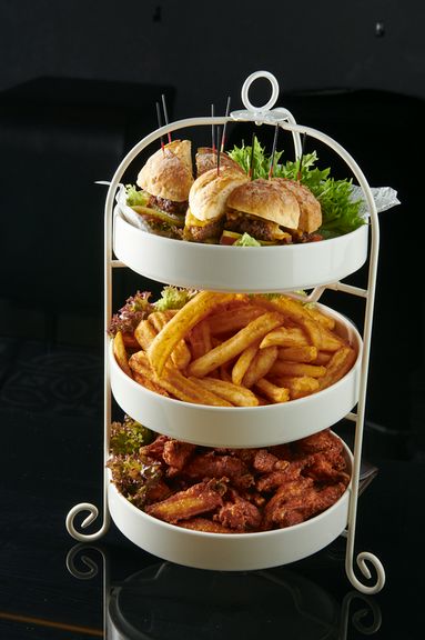 ミニバーガー&スパイシーチキン&ポテトフライ盛り合わせ