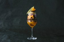 旬の桃をふんだんに使用した氷菓子。
白餡と桃のソース、中には桃の香るミルクシロップが隠れています。