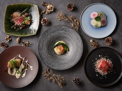 日々の喧騒を離れ、和の空間で味わうクリスマス特別ディナーをご用意しました。
厳選素材を用いた全10皿。