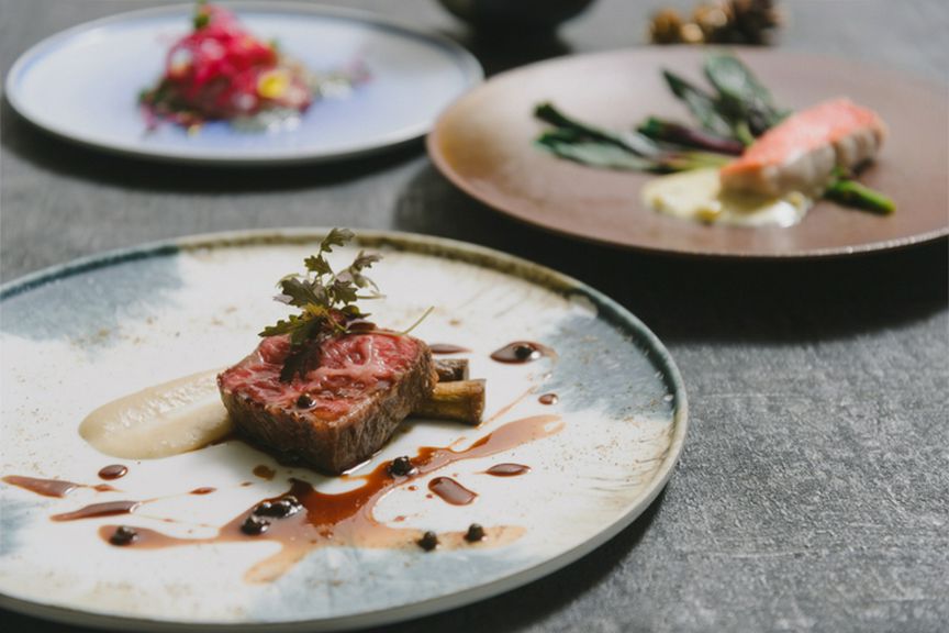 日々の喧騒を離れ、和の空間で味わうクリスマス特別ディナーをご用意しました。
厳選素材を用いた全10皿。