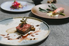 乾杯酒とメッセージ入りデザートプレートが付いた記念日ディナーコースをご用意いたしました。