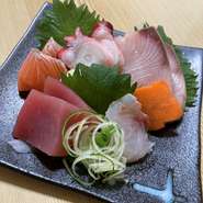 【くとく】では産地にこだわり鮮魚を仕入れている為、いつでも新鮮で旬な味を提供!!仕入れの状況により提供できないメニューもありますので、お気軽にお問合せ下さい。