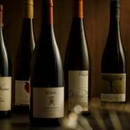 ソムリエがご提案する厳選されたワインとお料理のマリアージュをお愉しみ頂けます。ドイツワインと日本ワインを中心に、世界各国のワインを取り揃えています。
コースに合わせたペアリングワインもおすすめです。