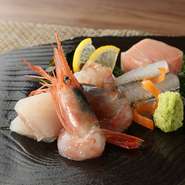 肉料理と魚料理が両方必ず含まれているのがうれしい、ボリューム満点のコース料理。事前に相談すれば、コースメニューに好みを反映してもらうことも可能です。