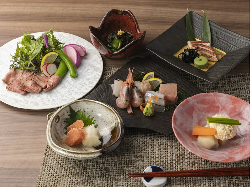 新鮮な地元新潟産の海の幸を使い、季節感あふれる料理に