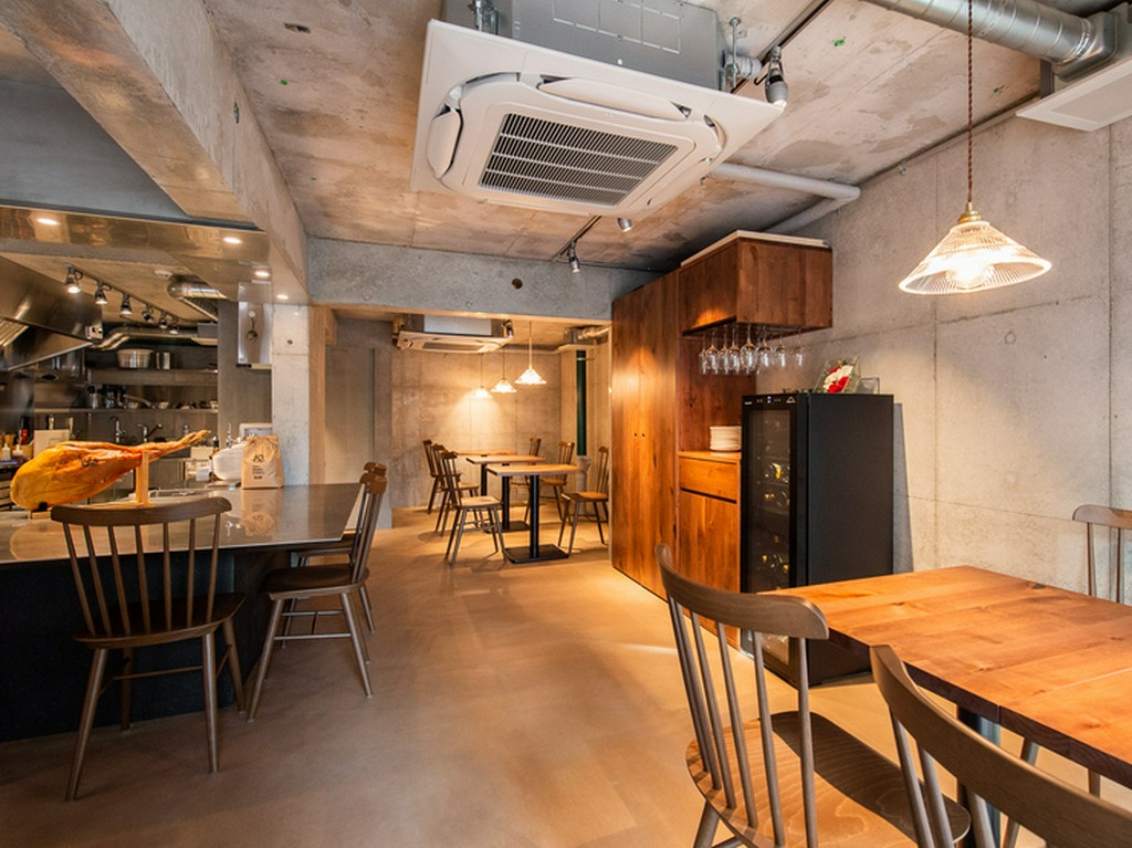 ラフな質感の壁面が印象的。インダストリアルデザインの店内