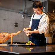 笑顔を絶やさず、細やかな配慮を忘れない接客を心がけ