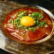 さっぱりとした鮪をにんにくをきかせた香味ダレでユッケ風に仕上げました。たっぷりのねぎ、香ばしい金ごま、濃厚な卵黄を絡めてお召し上がり下さい