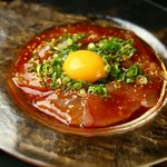 さっぱりとした鮪をにんにくをきかせた香味ダレでユッケ風に仕上げました。たっぷりのねぎ、香ばしい金ごま、濃厚な卵黄を絡めてお召し上がり下さい
