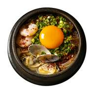 魚介の旨味たっぷりのチゲスープとお豆腐の相性は抜群！辛いものが苦手な方にも召し上がって頂けるよう、辛さの調節も可能です。