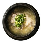 韓国の薬膳料理参鶏湯。骨つきの鶏肉をトロトロになるまでじっくり煮込みました。鶏肉の旨味が溶け出し塩ベースのスープはあっさりだけど濃厚。お一人様でもお召し上がり頂けるようにハーフサイズでご用意しています