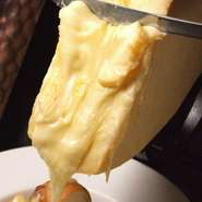 ラクレットとは、チーズの切り口を温めて、中がとろりとなったところを削いで具材にかけて食べるスイスの伝統的なチーズ料理。コクがあり、もっちりとしたクリーミーな美味しさ。
