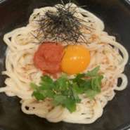 風味豊かな唐辛子で仕込んだ明太子は一粒一粒が口の中で弾ける食感。口の中で広がる旨味、すっきりとした辛さがうどんによく絡みます