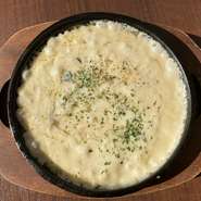 数種のきのこを丁寧に炒めたベースを使い、薄切りのトリュフを加えてさらにきのこの旨味と香りをめいっぱい味わえるリゾットに仕上げました