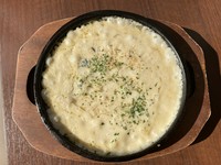 数種のきのこを丁寧に炒めたベースを使い、薄切りのトリュフを加えてさらにきのこの旨味と香りをめいっぱい味わえるリゾットに仕上げました