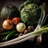 全国各地の生産者から【焼肉 牛宮城】のベテランバイヤーがおいしいお野菜を買い付け職人技でおいしく仕上げます。じゃがバターや巻き野菜などいろいろなシーンでお野菜を活かしさらにおいしい焼肉を盛り上げます。